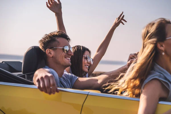 Quatro Amigos Divertir Carro Conversível — Fotografia de Stock