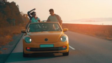 Gençler Cabriolet ile seyahat ederken eğleniyor. yavaş çekim
