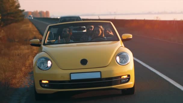 Fyra Vännerna Reser Med Gul Cabriolet Slow Motion — Stockvideo
