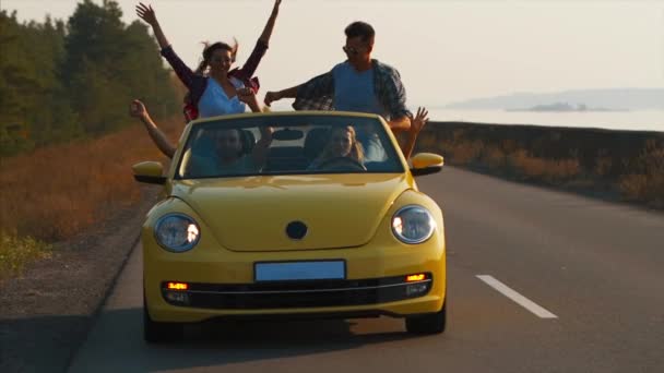 Gli Amici Divertono Viaggiare Cabriolet Rallentatore — Video Stock