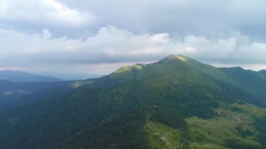 Bulut akıntısına karşı bulutlu dağın tepesindeki uçuş. Hiperlapse