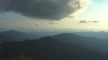 Sisli dağların üzerindeki uçuş. Hiperlapse