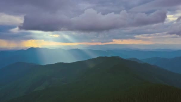 在日出的背景上 在美丽的群山之上飞行 — 图库视频影像
