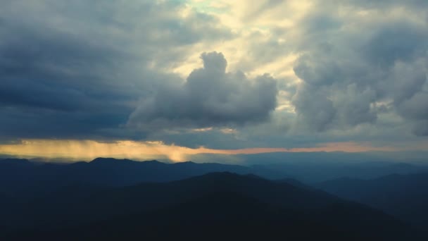 日出背景上的高山上空飞行 — 图库视频影像