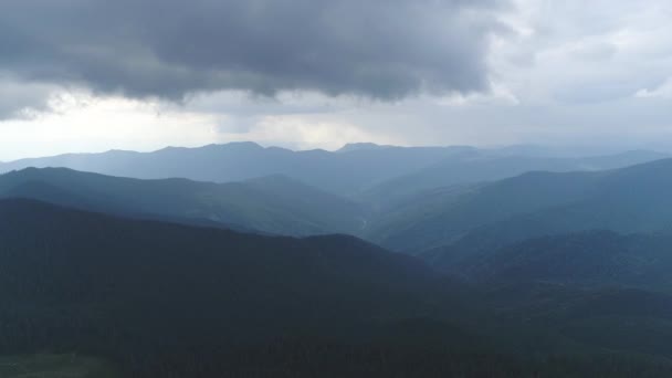 在美丽的云彩背景上飞越高山 — 图库视频影像