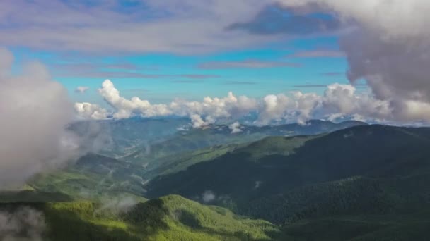 Voo Pitoresco Fluxo Nuvens Acima Montanha Hiperlapso — Vídeo de Stock