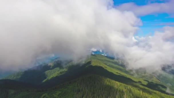 Vuelo Por Encima Montaña Fondo Del Arroyo Nubes Blancas Hiperlapso — Vídeos de Stock