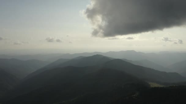 Penerbangan Atas Gunung Berkabut Yang Indah Hyperlapse — Stok Video