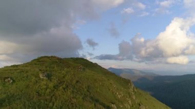 Yeşil bir dağın üzerindeki uçuş. Hiperlapse