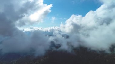 Dağların üstündeki bulut akıntısında uçmak. Hiperlapse