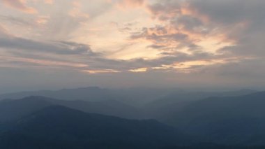 Sisli dağın üzerindeki uçuş. Hiperlapse