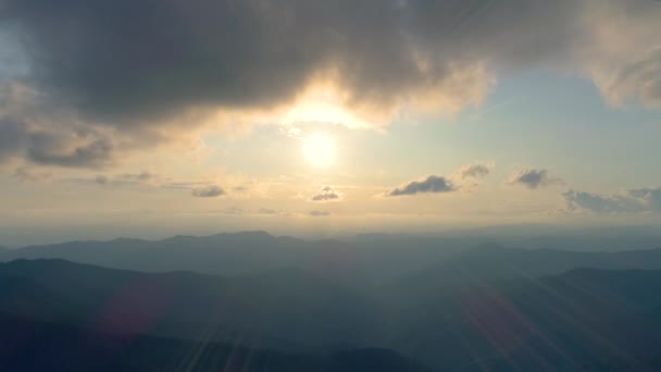 明るい太陽の背景に山の上の飛行 過経過 — ストック動画