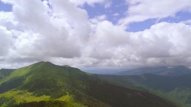 云彩背景上的高山上空飞行 — 图库视频影像