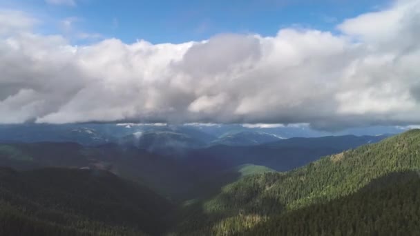 云彩背景上的高山上空飞行 — 图库视频影像