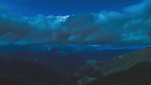 Voo Acima Das Montanhas Contra Fluxo Nuvens Azuis Hiperlapso — Vídeo de Stock