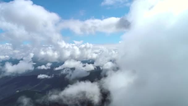 云中的飞行在风景如画的高山上流淌 — 图库视频影像