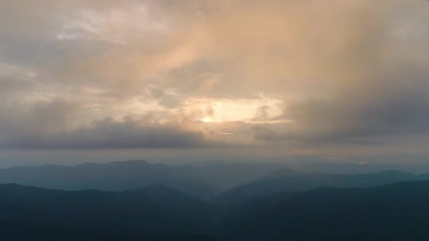 在日落的背景上 云雾笼罩在高山之上 — 图库视频影像