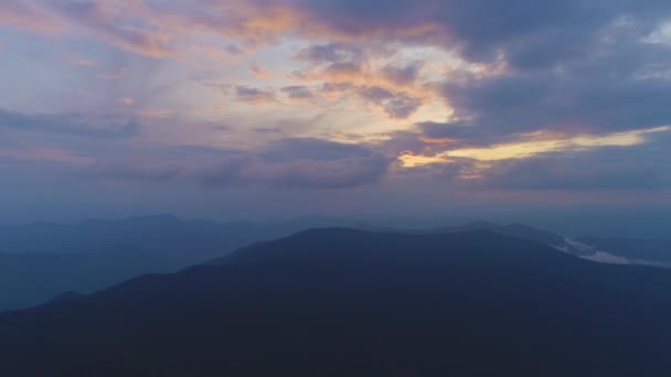 Der Flug Über Einen Nebligen Berg Hyperlapse — Stockvideo