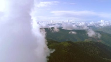 Dağın üzerinden bulutlu bir arka planda uçmak. Hiperlapse