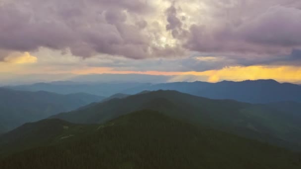 在日出的背景上 在美丽的群山之上飞行 — 图库视频影像