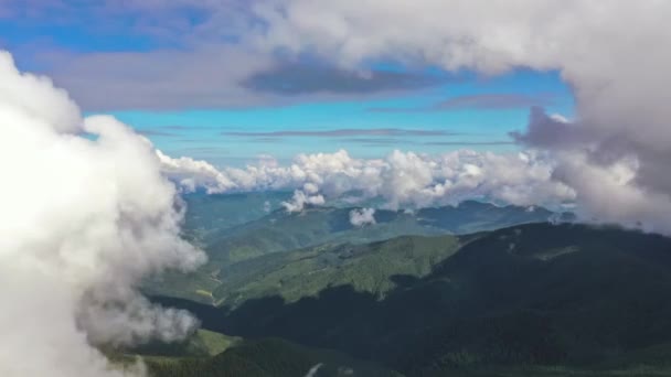 Voo Fluxo Nuvens Pitoresco Acima Montanha Hiperlapso — Vídeo de Stock