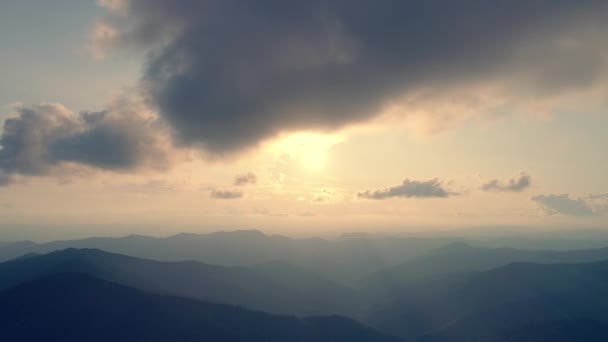 在阳光灿烂的背景上 在一座山上飞行 — 图库视频影像