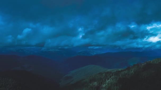 Dağların Üzerinden Mavi Bir Bulut Akıntısına Karşı Uçuş Hiperlapse — Stok video