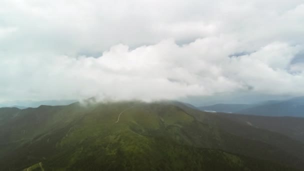 在美丽的群山之上迎着云流飞翔 — 图库视频影像