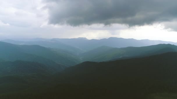 在美丽的云雾背景上的高山上空飞行 — 图库视频影像