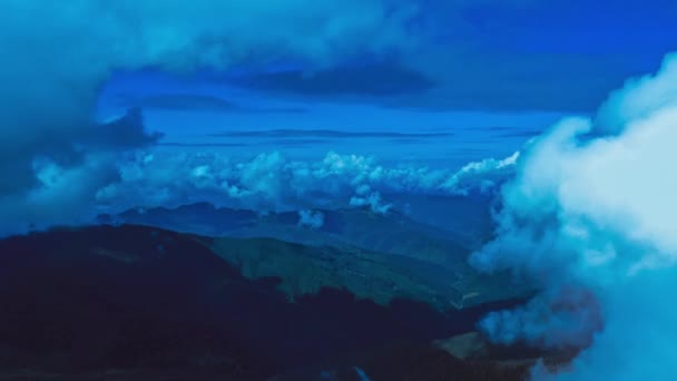 Bir Dağın Tepesinde Mavi Bulutlar Içinde Uçmak Hiperlapse — Stok video