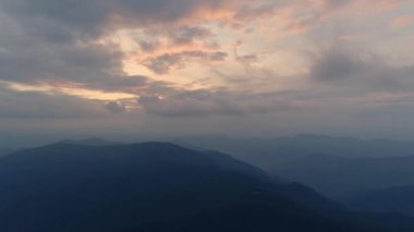 Sisli bir dağın üzerindeki uçuş. Hiperlapse