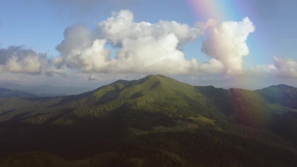 Vuelo Sobre Montaña Verde Fondo Del Arco Iris Hiperlapso — Vídeos de Stock