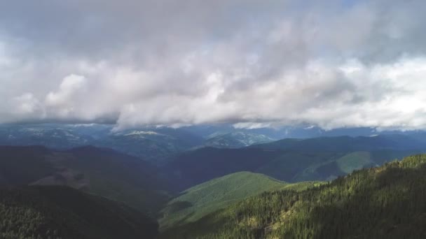 在云层的映衬下 高山上空的飞行流淌着背景 — 图库视频影像