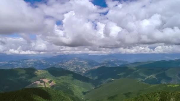 云中的飞行流过风景如画的高山 — 图库视频影像