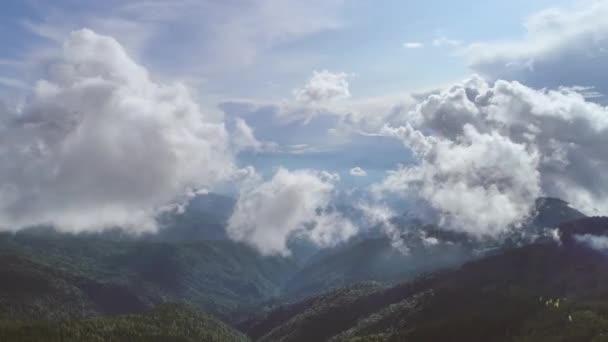 Bela Nuvem Flui Acima Montanha Hiperlapso — Vídeo de Stock