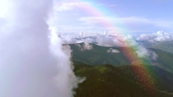 Flyget Ovanför Bergen Regnbåge Bakgrund Hyperlaps — Stockvideo