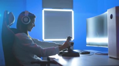 Profesyonel kız oyuncu video oyunları oynuyor.