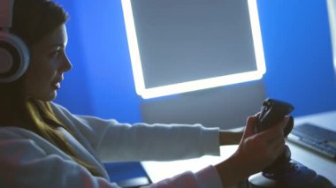 Kız oyuncu video oyunları oynuyor.