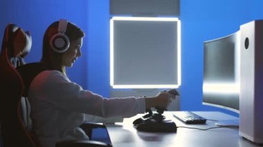 Video oyunu oynayan mutlu oyuncu kız.