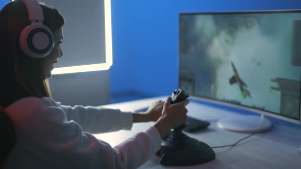 Gamer Girl Avec Écouteurs Jouant Des Jeux Vidéo — Video