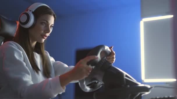 Κορίτσι Gamer Που Παίζει Βιντεοπαιχνίδια Τιμόνι — Αρχείο Βίντεο