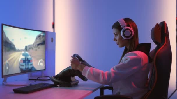 Atraente Garota Gamer Com Fones Ouvido Joga Jogos Sala Luz — Vídeo de Stock