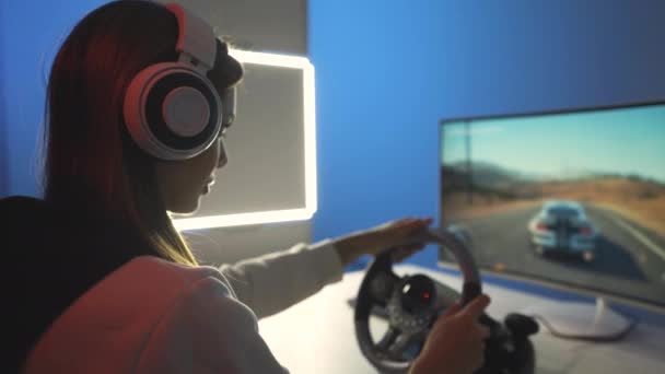 Jeune Femme Joue Des Jeux Vidéo Avec Volant — Video