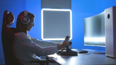 Profesyonel kız oyuncu video oyunları oynuyor.