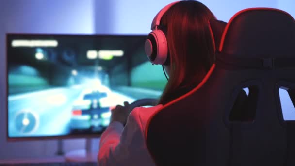 Επαγγελματική Gamer Κορίτσι Παίζει Αγωνιστικά Παιχνίδια Τιμόνι — Αρχείο Βίντεο
