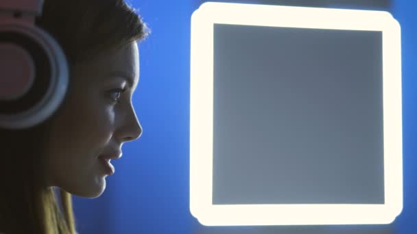 Profesjonalna Dziewczyna Gracz Słuchawkami Siedzi Neon Room — Wideo stockowe