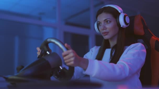 Chica Gamer Juega Videojuego Carreras Cuarto Oscuro — Vídeos de Stock