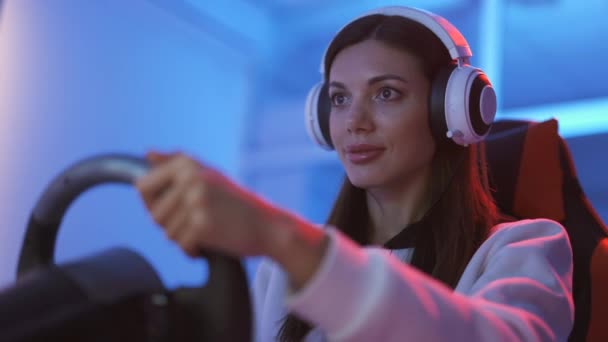 Bela Mulher Jogando Videogames Estúdio Luz Azul — Vídeo de Stock