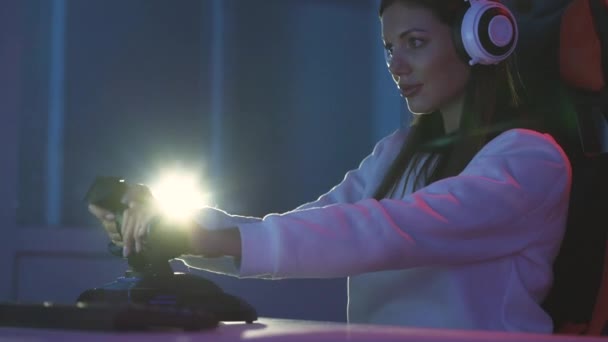 Jolie Gamer Fille Jouer Des Jeux Vidéo Dans Chambre Noire — Video