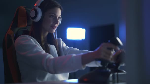 Jugador Profesional Muchacha Juega Los Videojuegos Cuarto Oscuro — Vídeo de stock